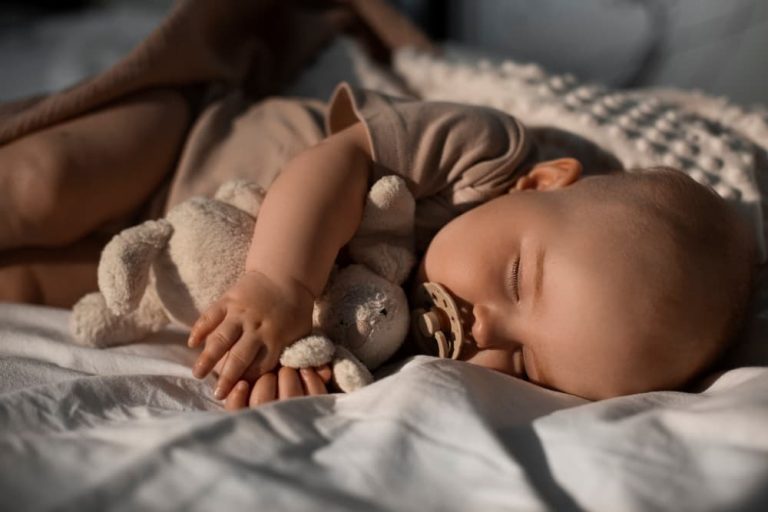 Si Kecil Lebih Suka Bobo Menyamping, Amankah Bayi Tidur Miring?